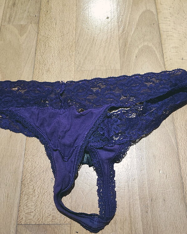 Tanga de encaje lila