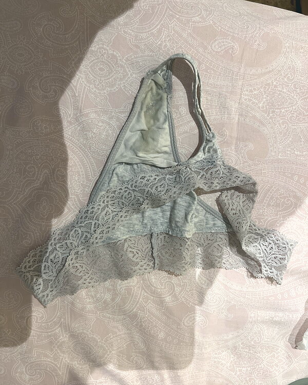 Tanga de encaje gris