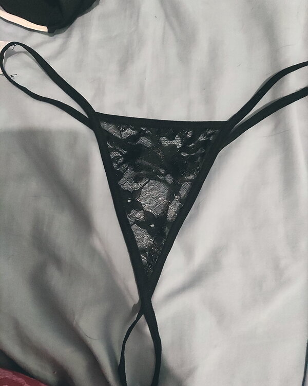Tanga de hilo negro con transparencias y brillos