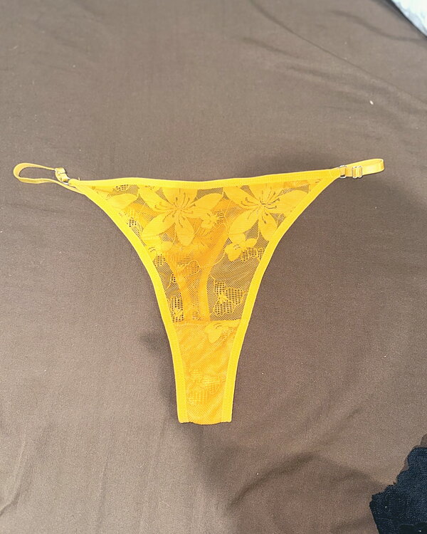tanguita amarillo encaje