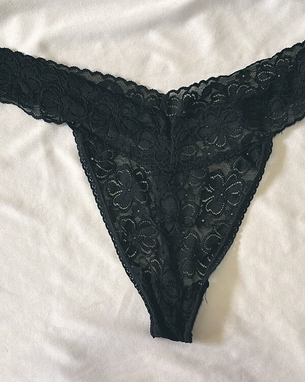 Tanga de encaje negro