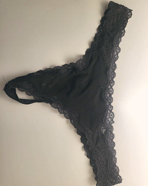 Tanga negro con mucho flujo