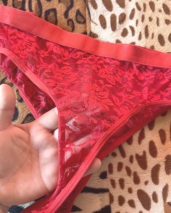 Tanga roja de encaje