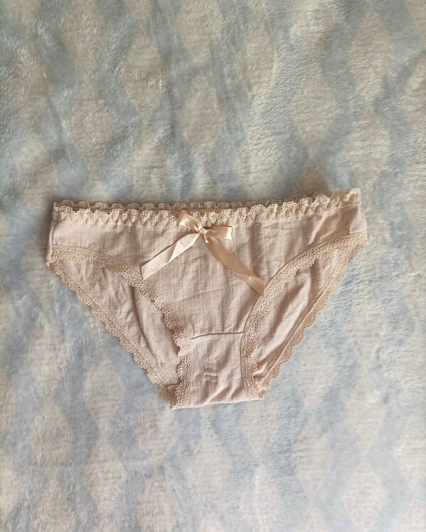 Braguitas color nude con detalles de puntilla