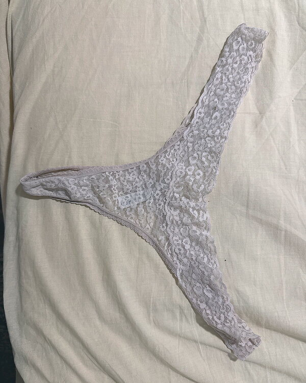 Tanga de encaje blanco usado