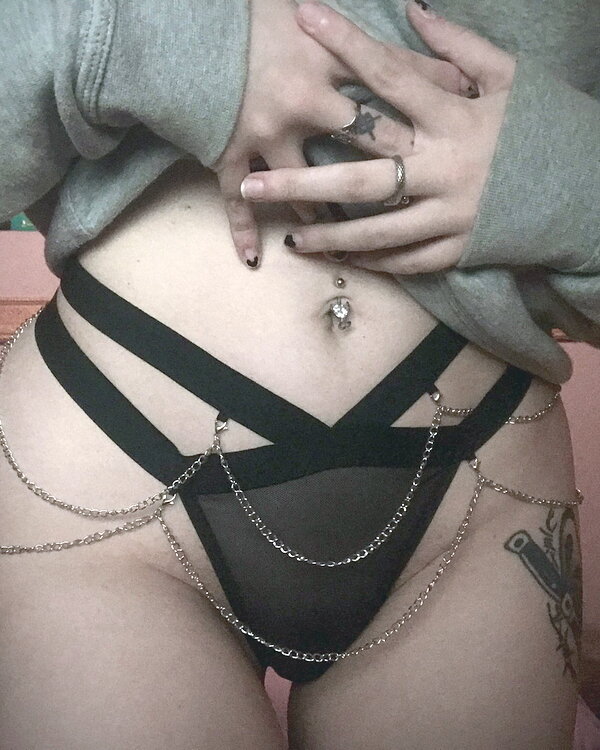 Tanga con tiras y cadenas