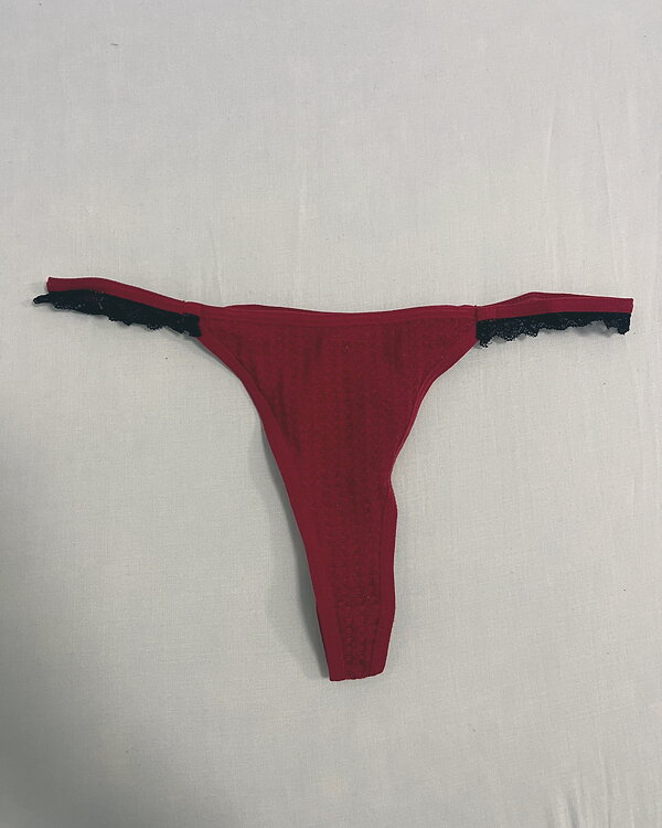 Tanga de encaje rojo y negro usado