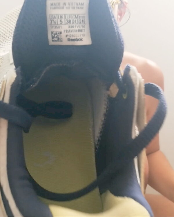 oliendo zapatos embarazada