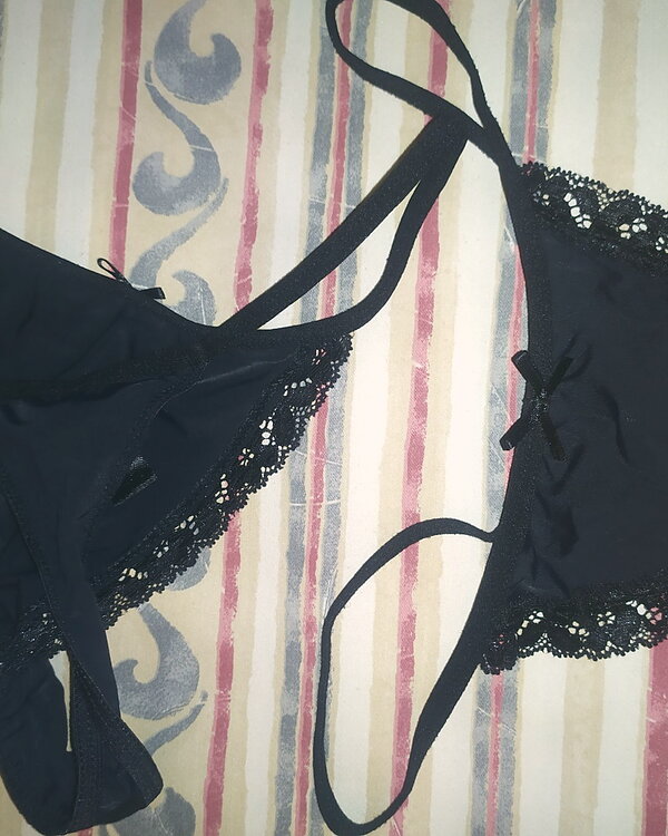 Tanga de hilo negro encaje/licra