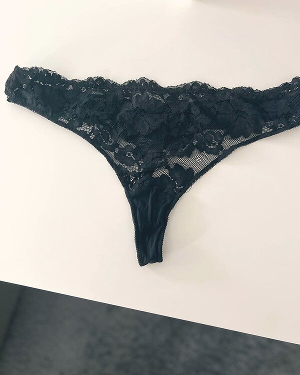 Tanga negro de encaje