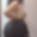 Braguitas tangas puestas con pantalón.